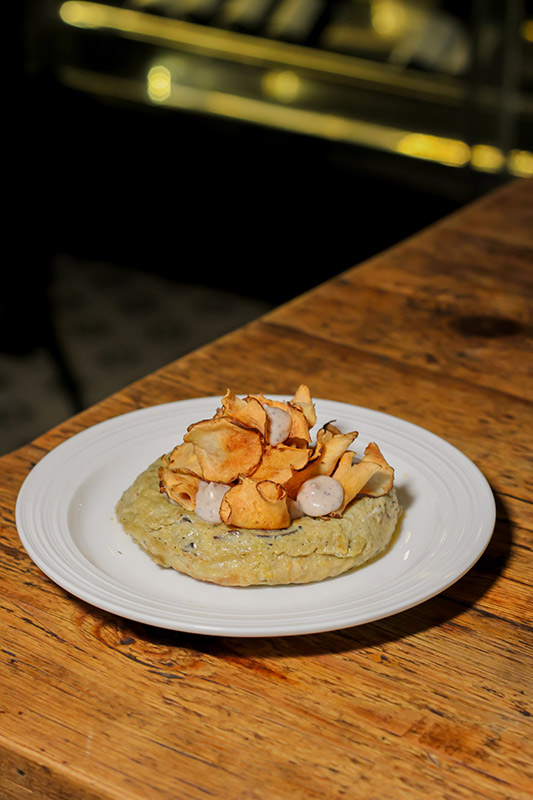 Jerusalem artichoke hummus with crispy chips